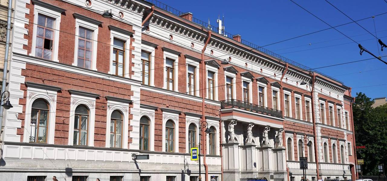 Обложка: Доску с надписью «Дом реставратора» торжественно установили 24 сентября у входа в историческое здание Дома Пашкова на Литейном проспекте.  Участие в церемонии принял губернатор Александр Беглов, по поручению которого дом официально предоставили профессиональному петербургскому сообществу реставраторов.