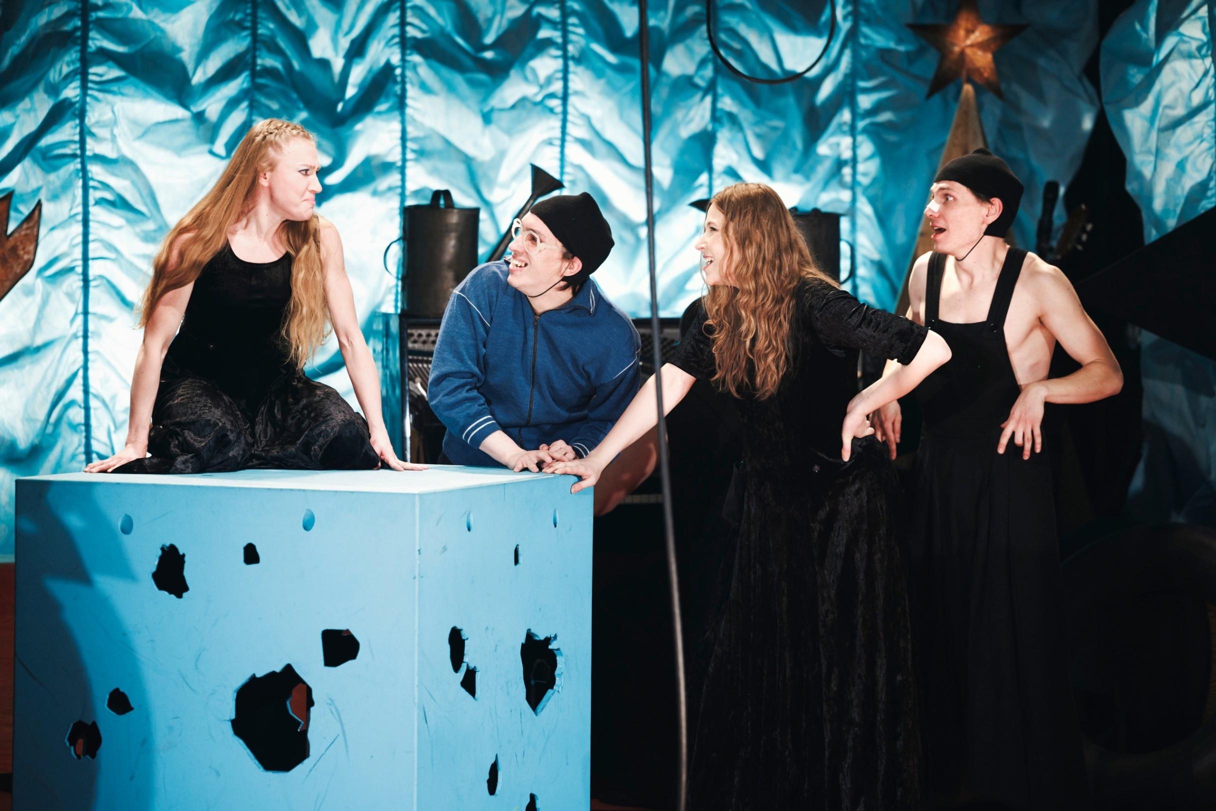https://pkteatr.ru/theatr/performances/elka-u-ivanovykh https://pkteatr.ru/theatr/performances/elka-u-ivanovykh