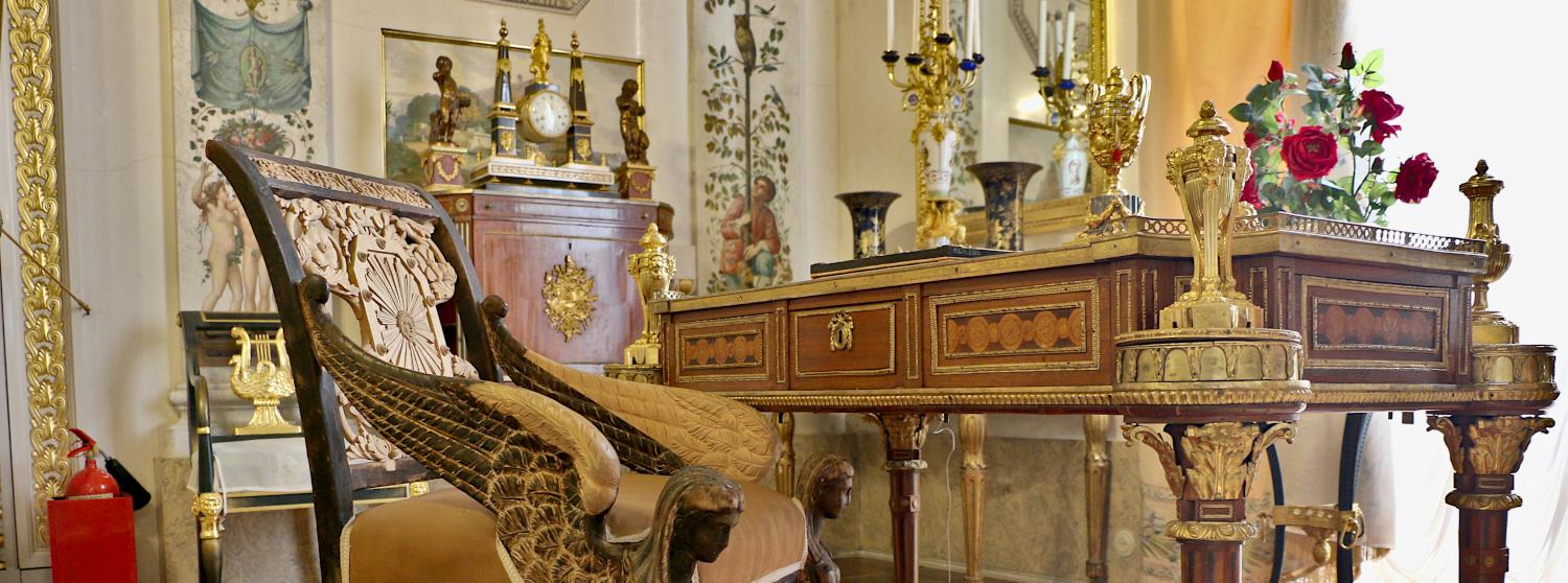 Обложка: В Павловском дворце появились необычные экспонаты