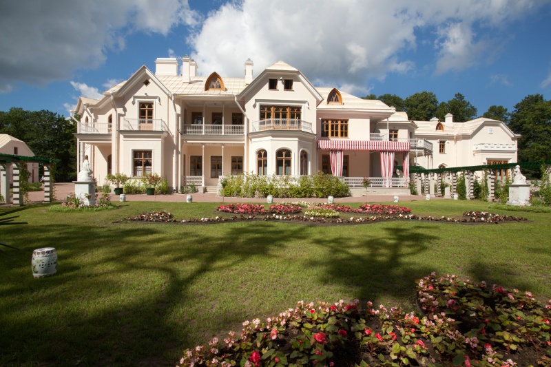 Обложка: «Петергоф» отпразднует 200-летие Александрии