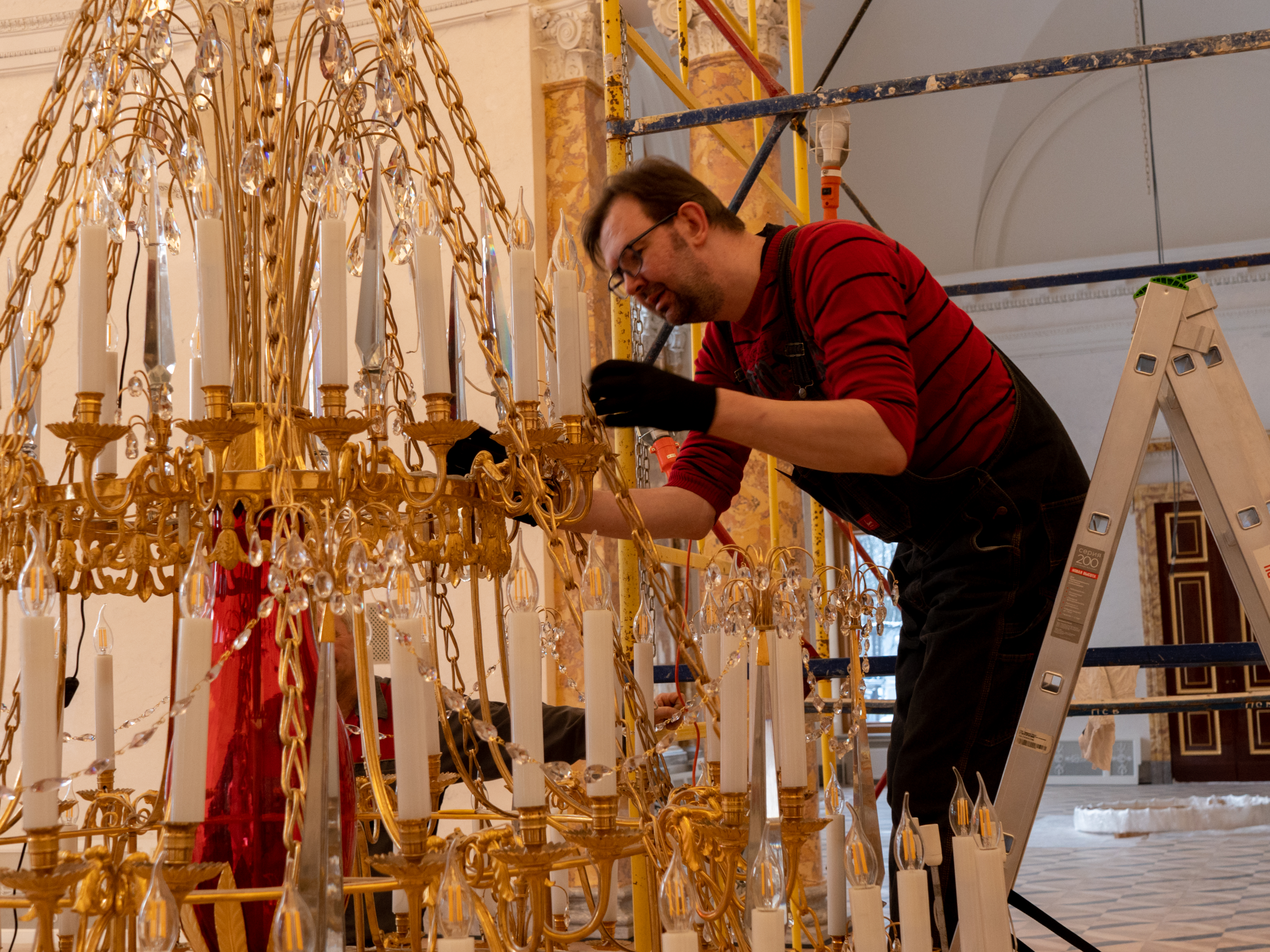 Реставраторы восстановили три большие люстры в ГМЗ «Царское Село» 12