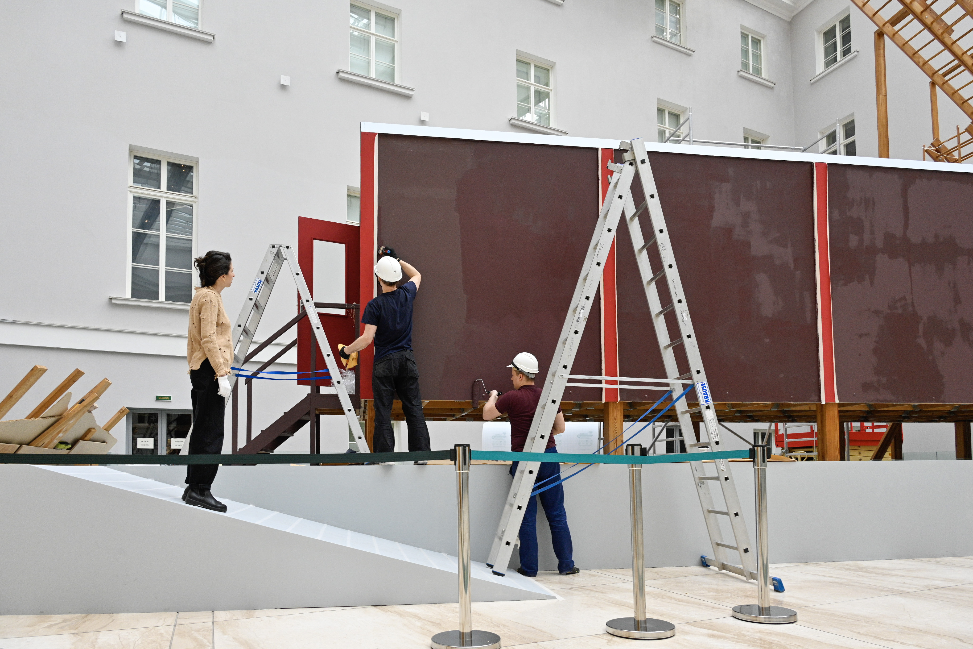 В Эрмитаже завершается реставрация «Красного вагона» Ильи и Эмилии Кабаковых2