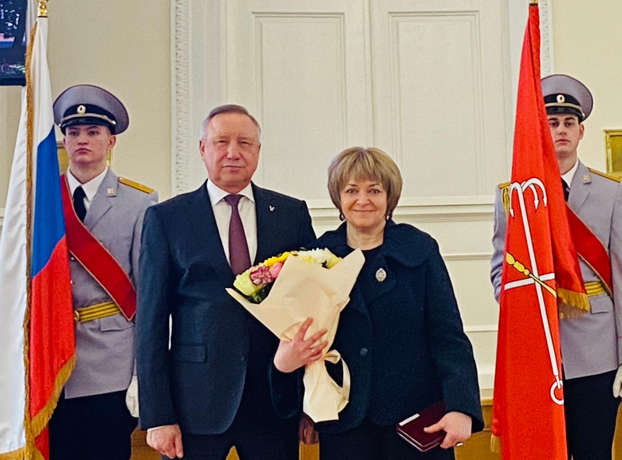 Губернатор наградил петербургских художников5