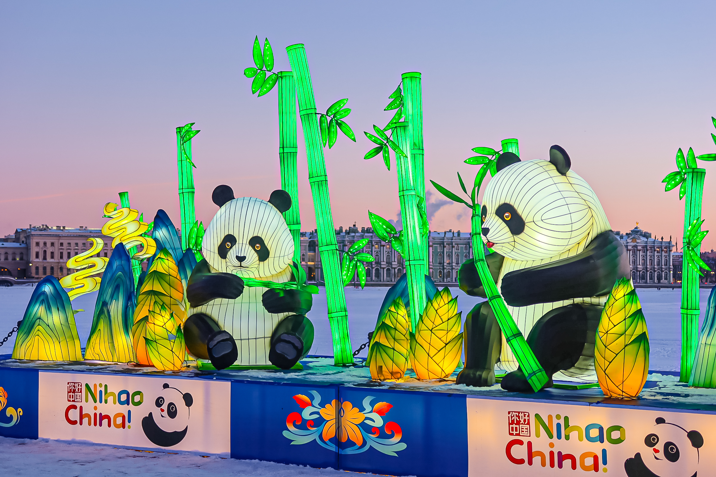 Драконы и фениксы из Цзыгуна поселились на Заячьем острове12