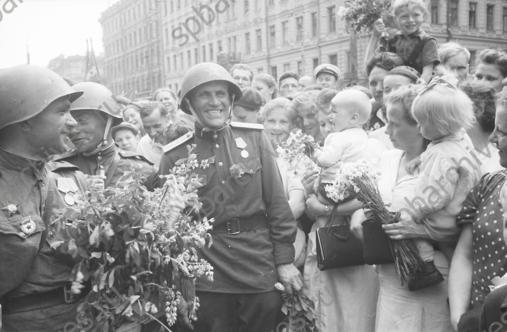 Обложка: Торжественная встреча жителями города войск Ленинградского гвардейского корпуса. 8 июля 1945 г. Ленинград. Автор съемки: Федосеев В.Г. ЦГАКФФД СПб. 