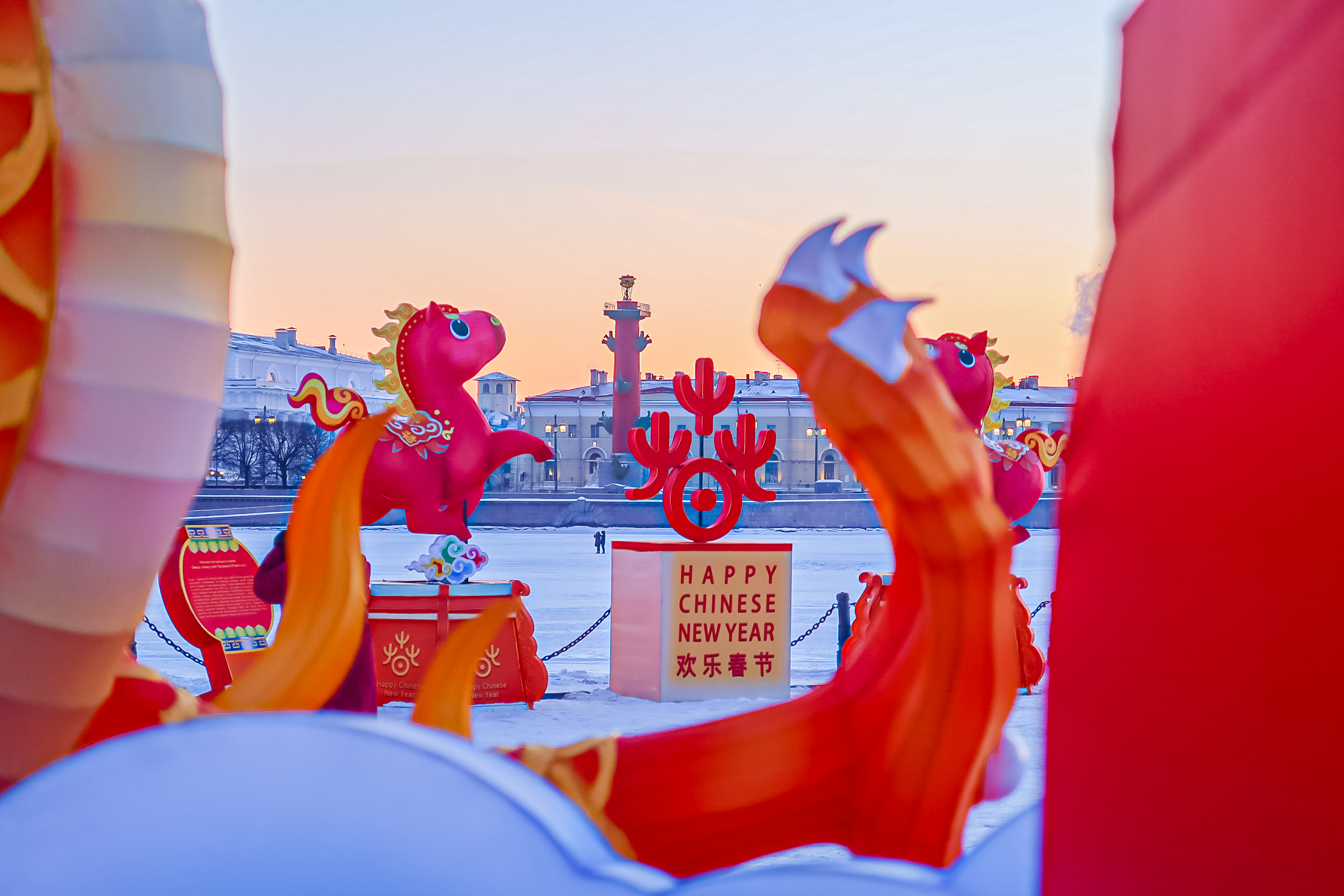 Драконы и фениксы из Цзыгуна поселились на Заячьем острове22