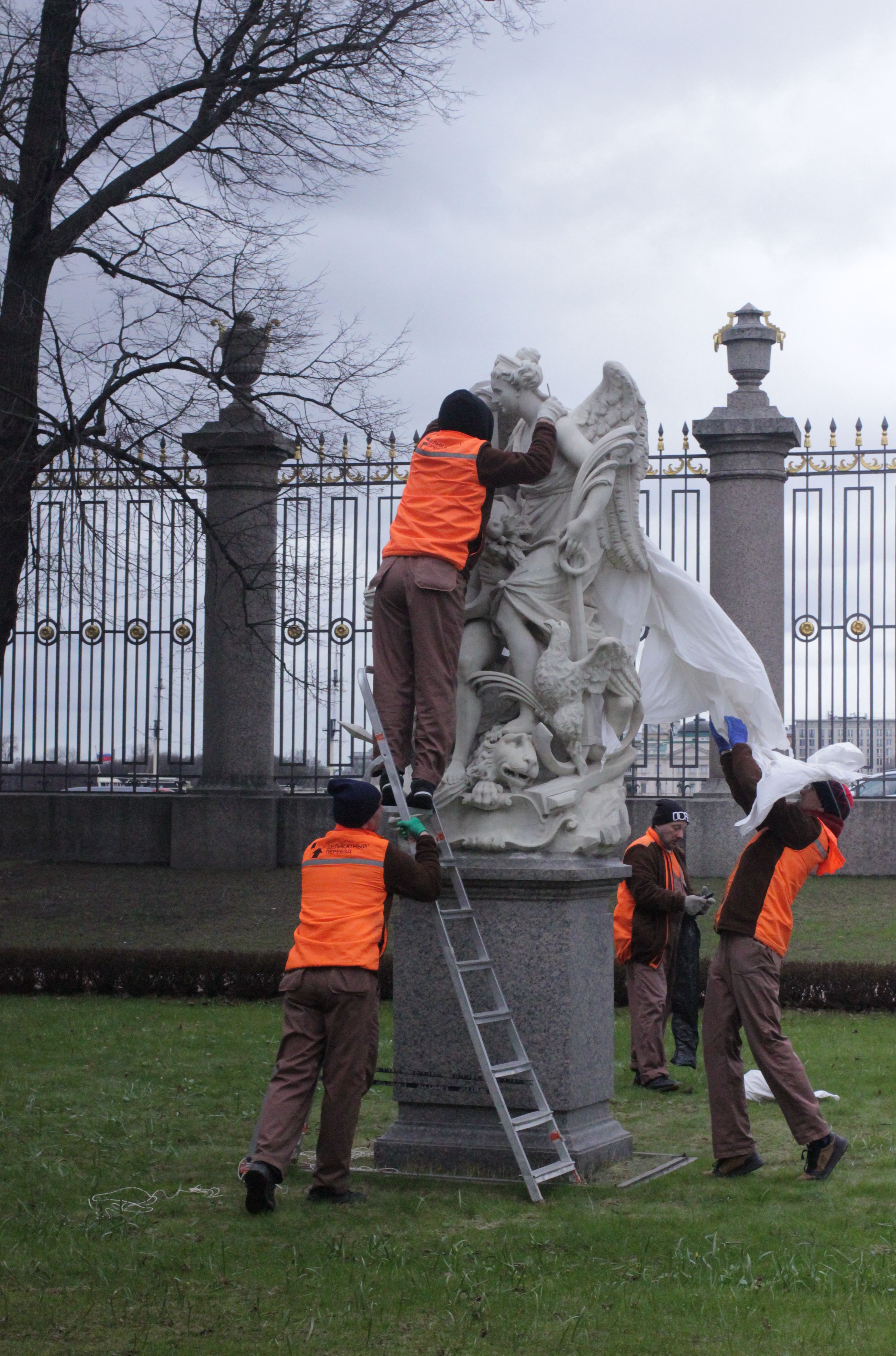В Летнем саду раскроют скульптуры после зимы5