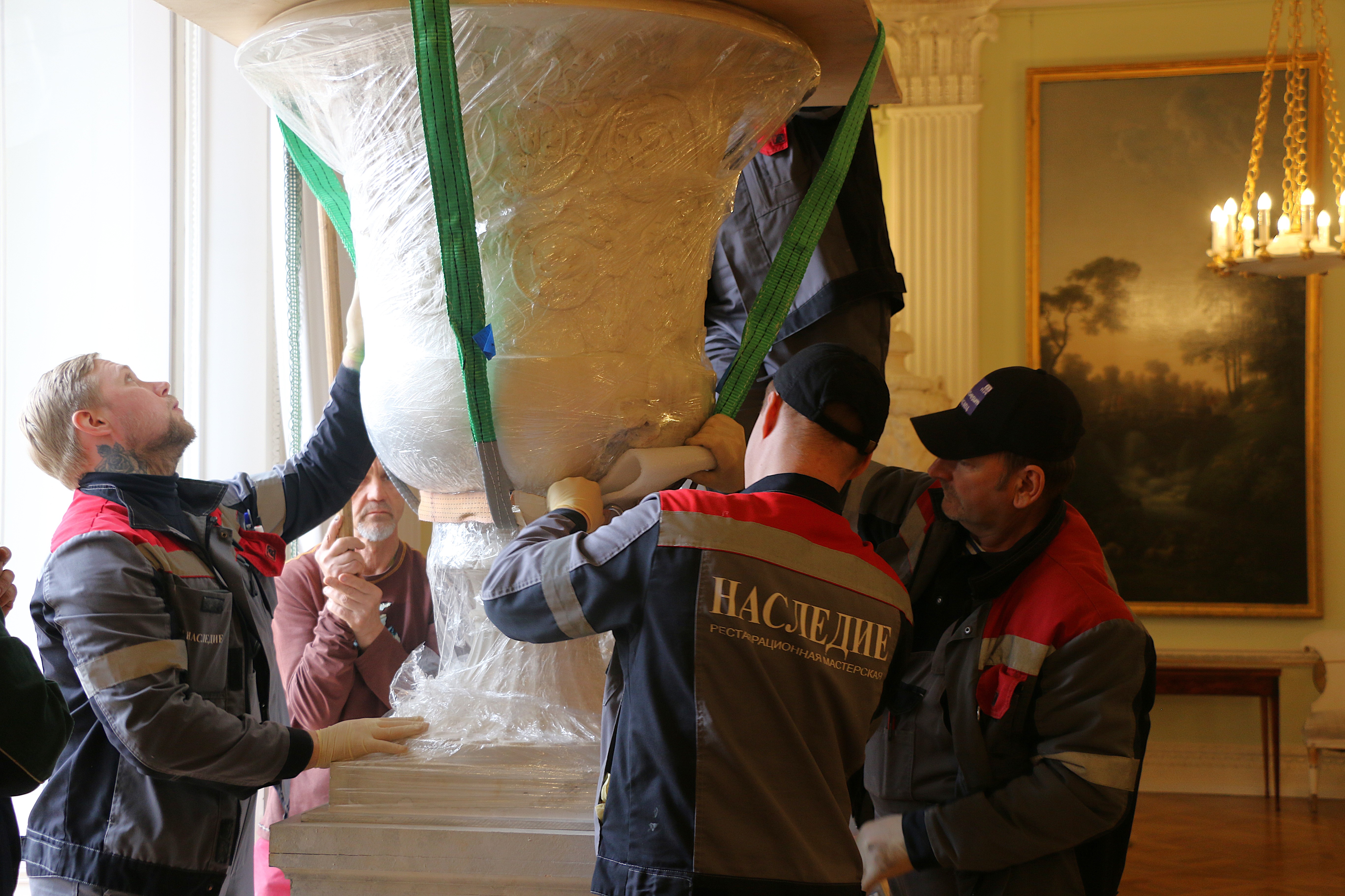 В «Павловске» отреставрировали беломраморный пьедестал из исторической коллекции музея4