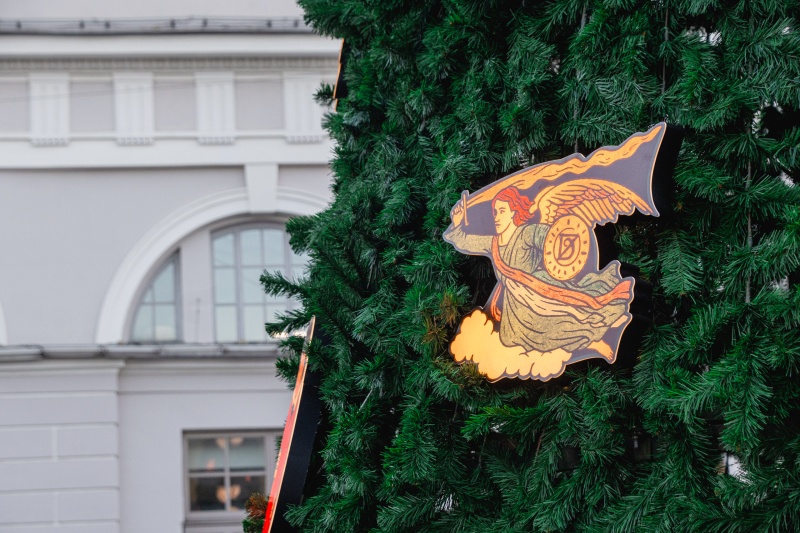 У «Манежа» можно полюбоваться елкой Бенуа