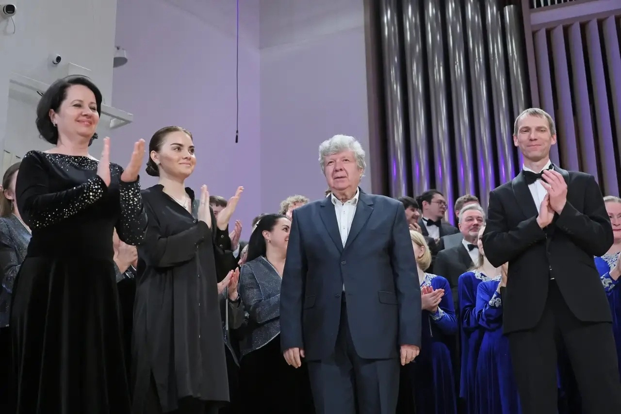 Петербургский Камерный хор выступил на сцене Свердловской филармонии 1