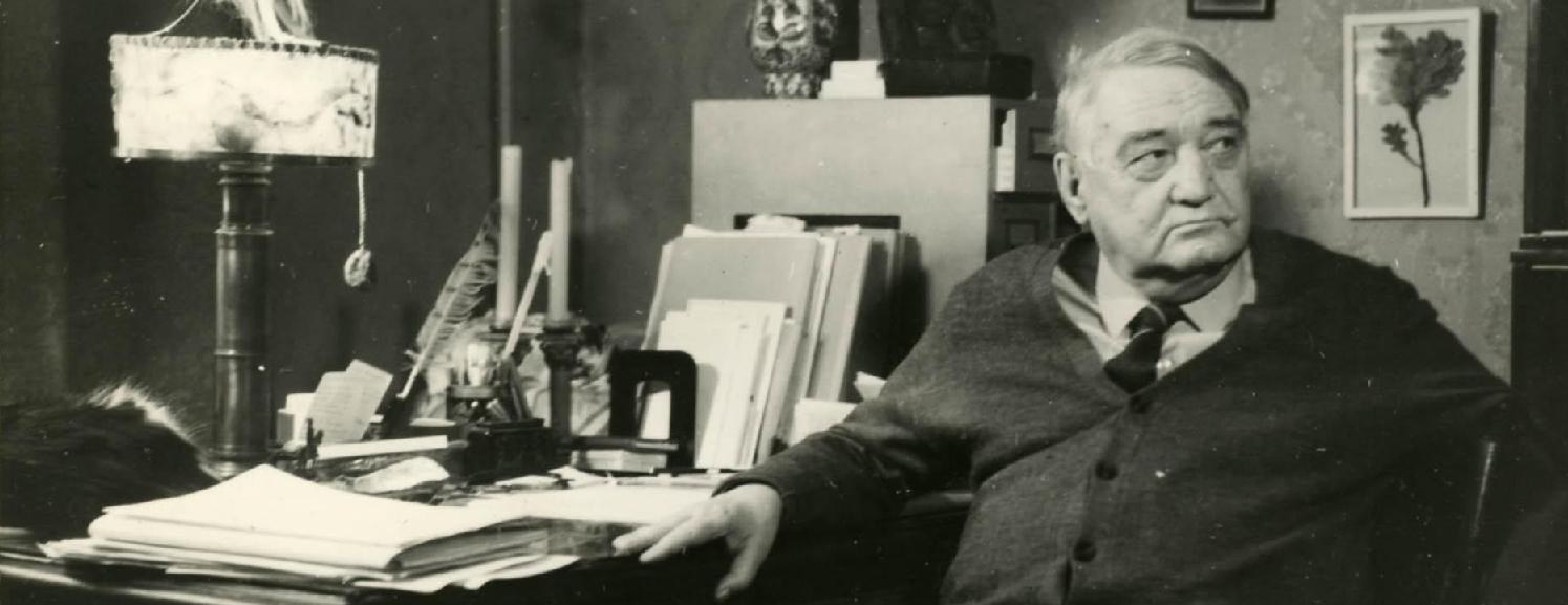 Обложка: Лев Гумилев в своей квартире на Коломенской улице. 