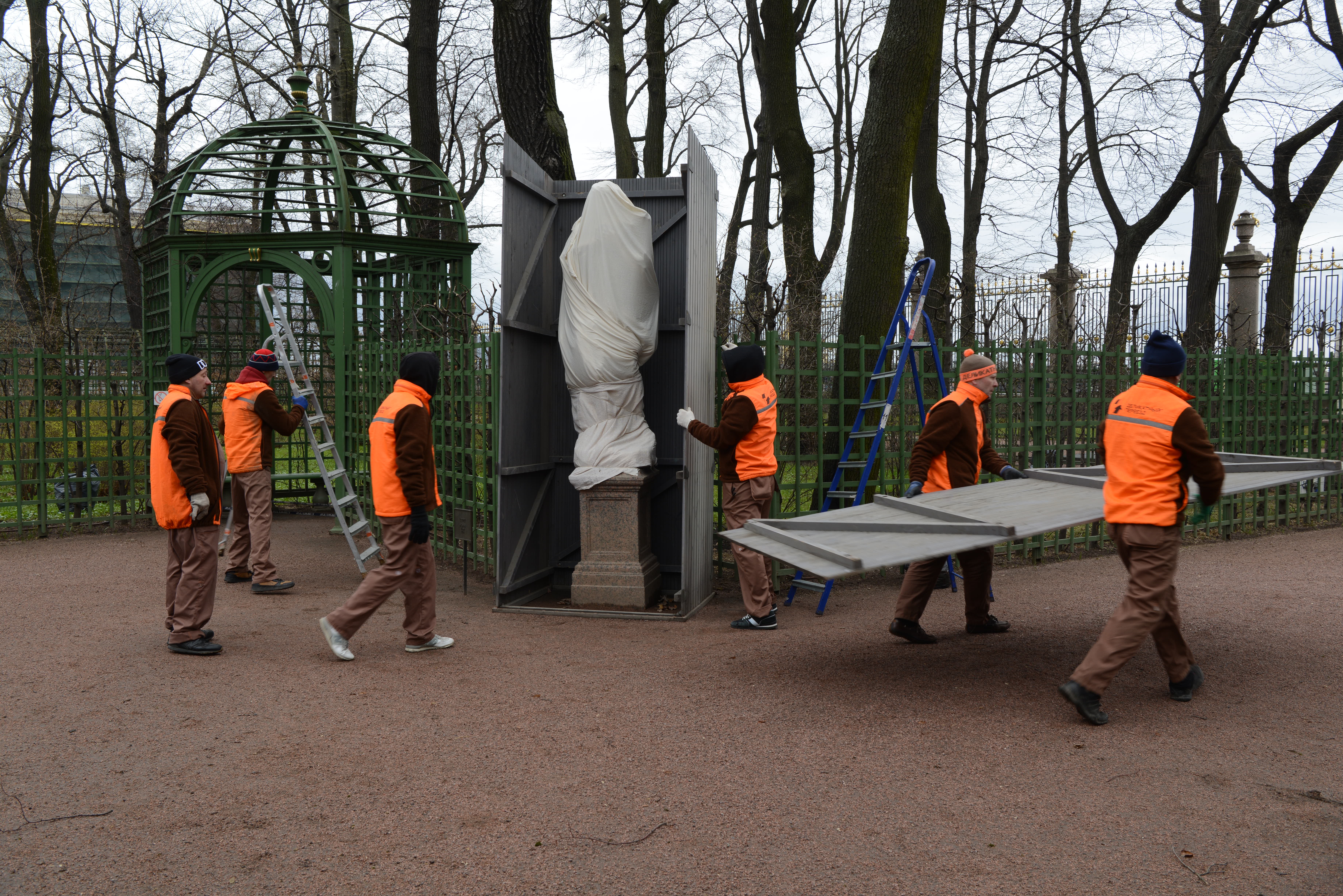 В Летнем саду раскроют скульптуры после зимы3