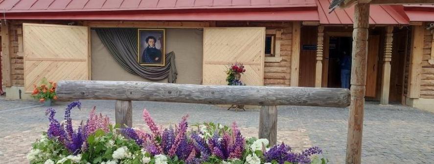 Обложка: 6 июня в «пушкинских» музеях Ленинградской области пройдет масштабная праздничная программа, приуроченная ко дню рождения поэта. Гостей ждет полное погружение в жизнь и творчество Александра Сергеевича: от театральных постановок и концертов до творческих мастер-классов и литературных путешествий. Основные мероприятия развернутся в музеях: «Домик няни А.С. Пушкина», «Дом станционного смотрителя» и в усадьбах Суйда и «Приютино».  
