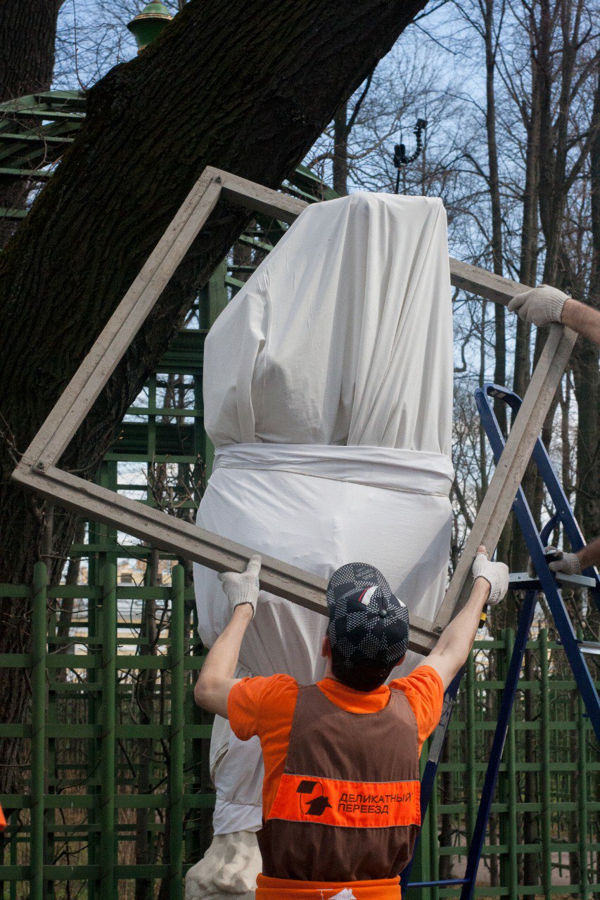 Скульптуры Летнего сада освободят из деревянных футляров5