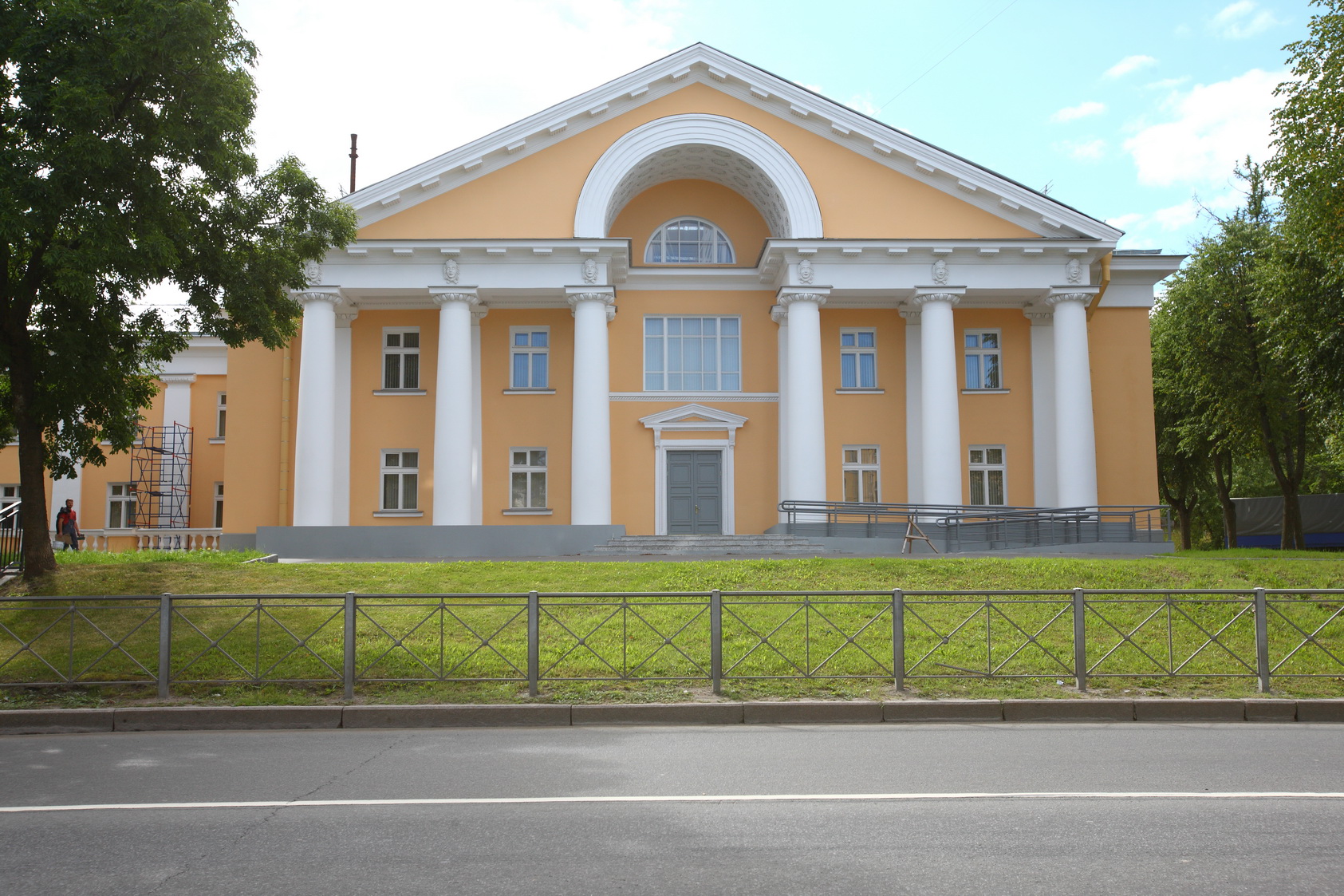 Ломоносовский городской дом культуры на Дворцовом