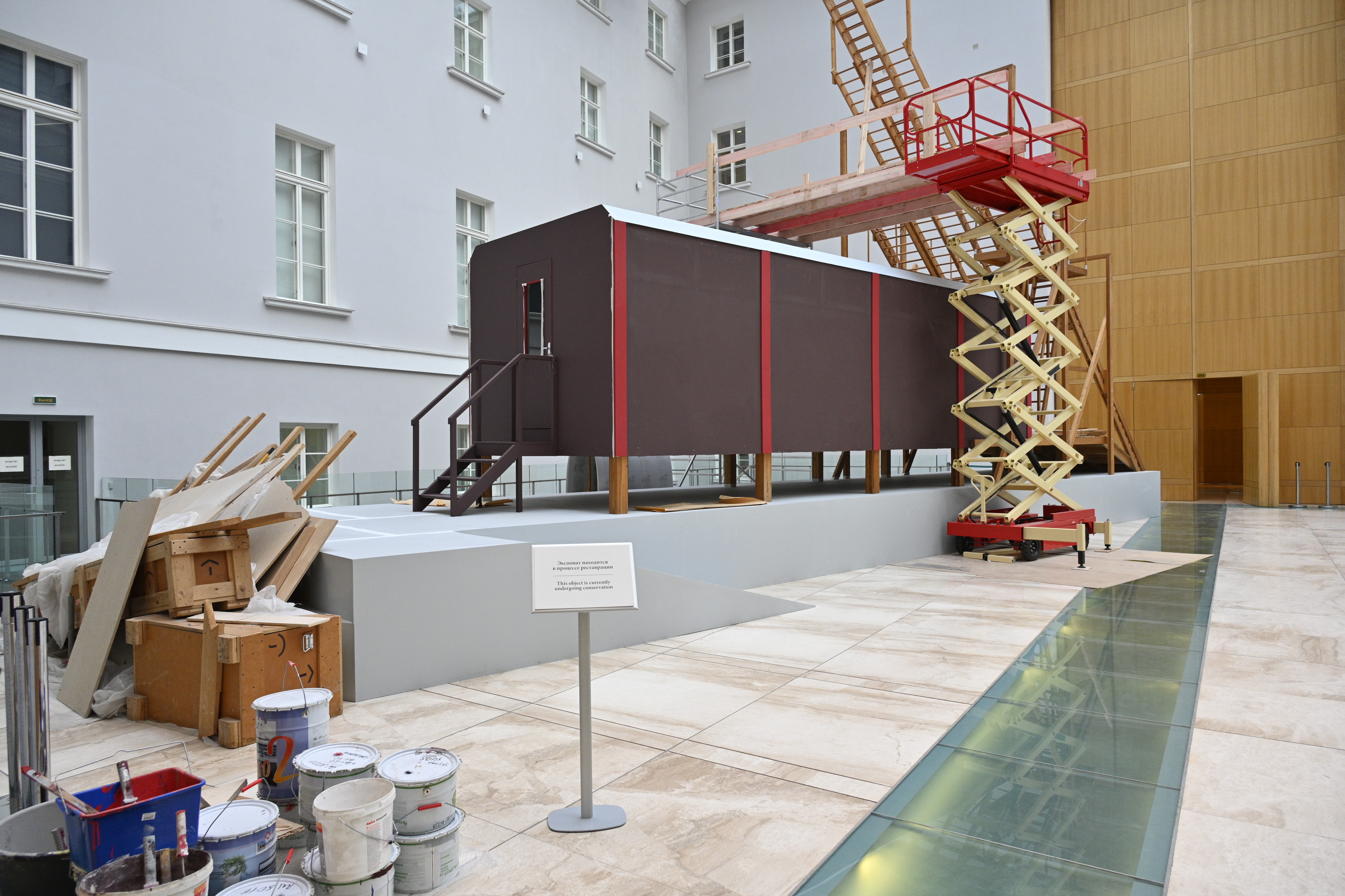 В Эрмитаже завершается реставрация «Красного вагона» Ильи и Эмилии Кабаковых1