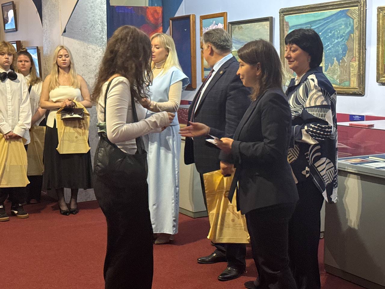 Первокурсников художественного училища имени Рериха посвятили в студенты4