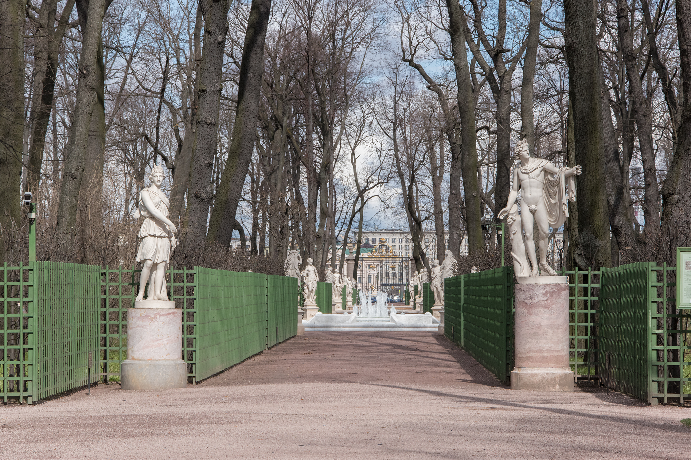 Скульптуры Летнего сада освободят из деревянных футляров6