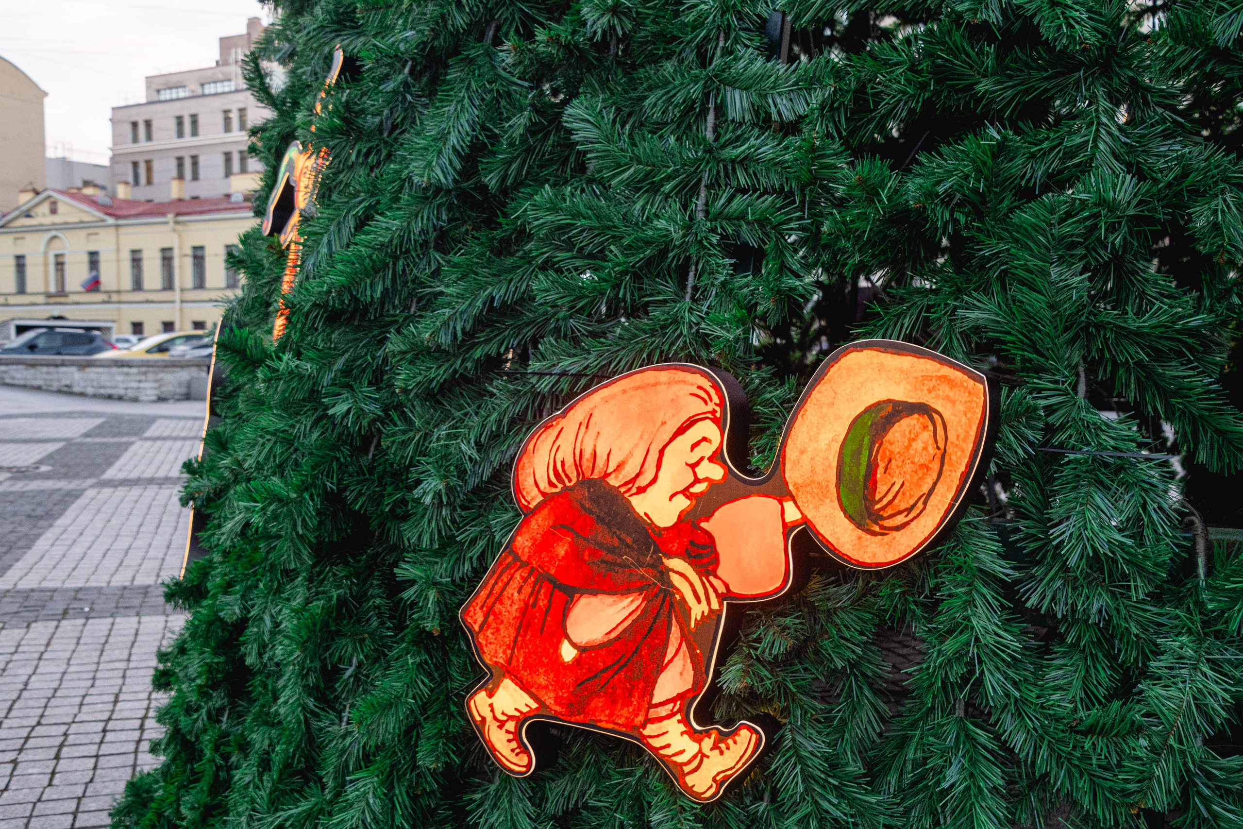 У «Манежа» можно полюбоваться елкой Бенуа13