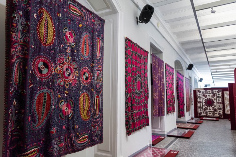 Шелковые нити Узбекистана — традиционные вышивки и ткани