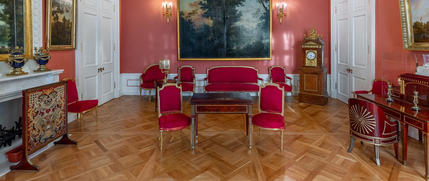 В Павловске отреставрируют малиновый гарнитур 