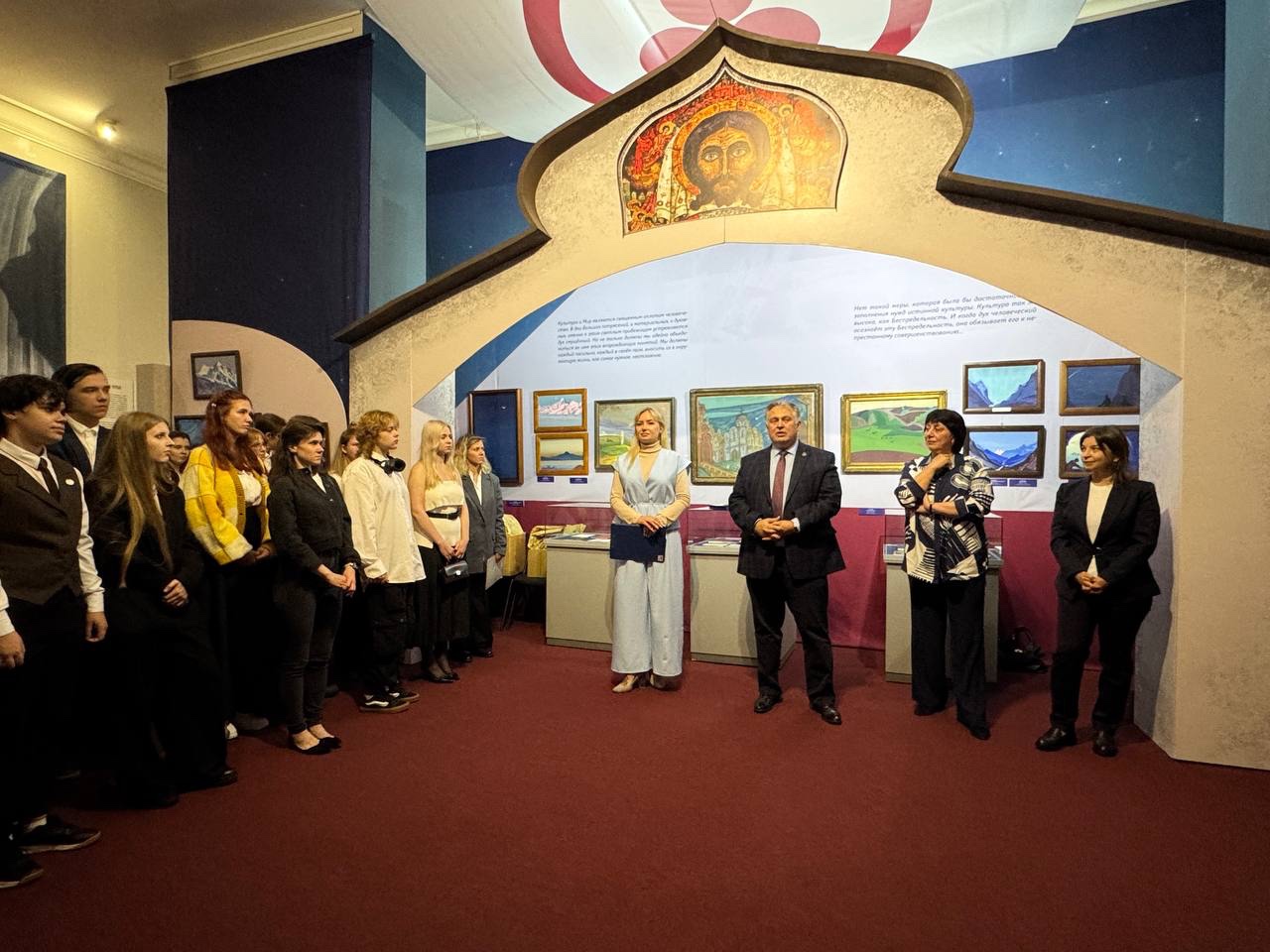 Первокурсников художественного училища имени Рериха посвятили в студенты3
