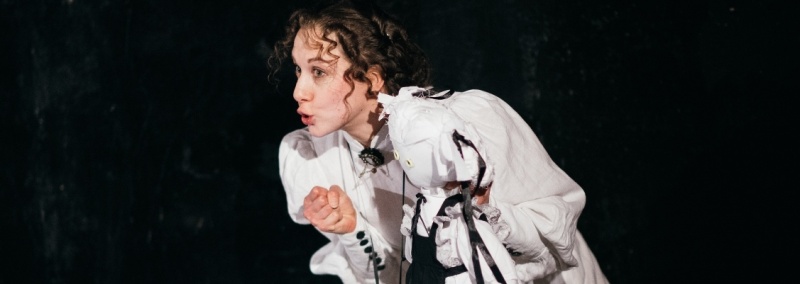 Фото заставки: Актриса и режиссёр Елизавета Дубровина. Спектакль  «Дом над Великой». Фото предоставлено пресс-службой Театра-фестиваля «Балтийский дом». Правообладатель: Театр-фестиваль «Балтийский дом».