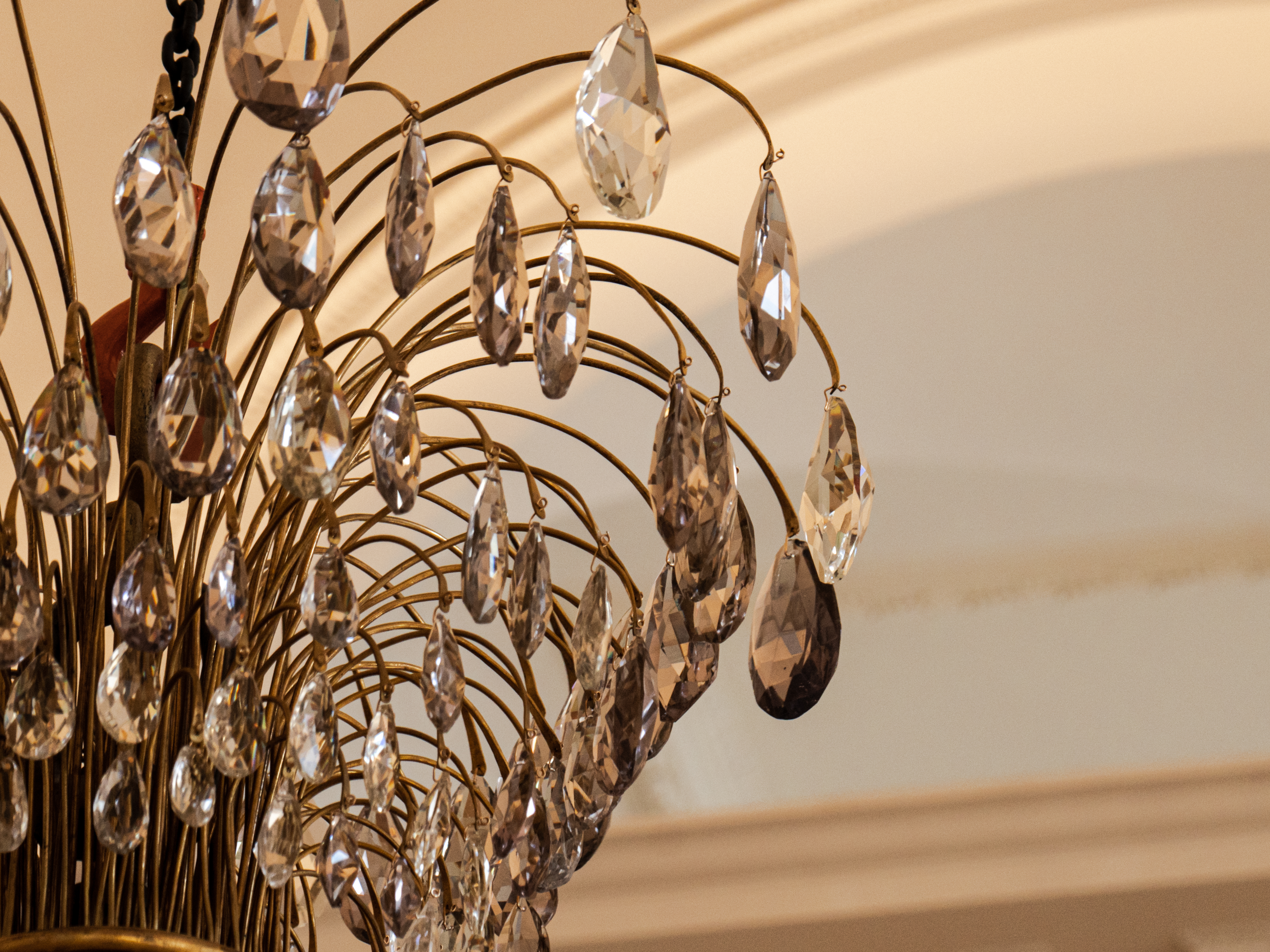 Реставраторы восстановили три большие люстры в ГМЗ «Царское Село» 3