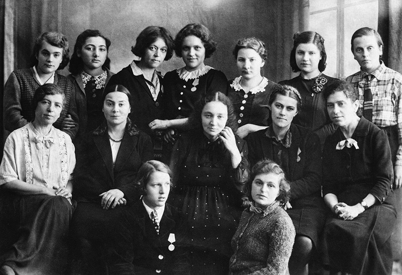 Заставка: М.В. Юдина (в центре) на встрече с преподавателями и учащимися «училищной части» Музыкальной школы для взрослых (Ленинград, 1943). Архив СПб ГБОУ ДОД «СПб ДМШ им. Н. А. Римского-Корсакова» / wikipedia.org