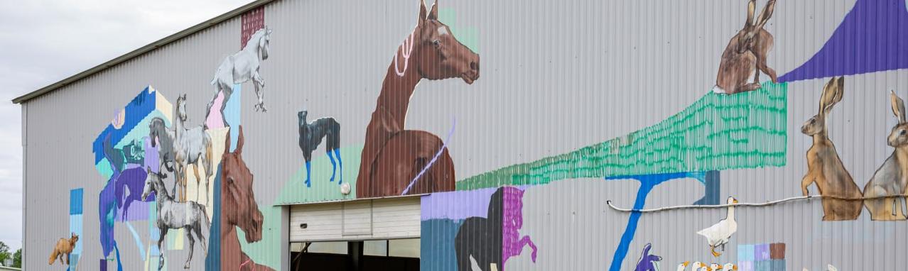 Обложка: Конный манеж «Царского села» расписали зверями 