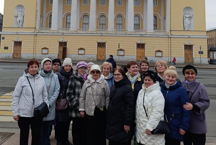 «Забота о людях серебряного возраста»: жительницы Пушкинского района посетили Александринский театр