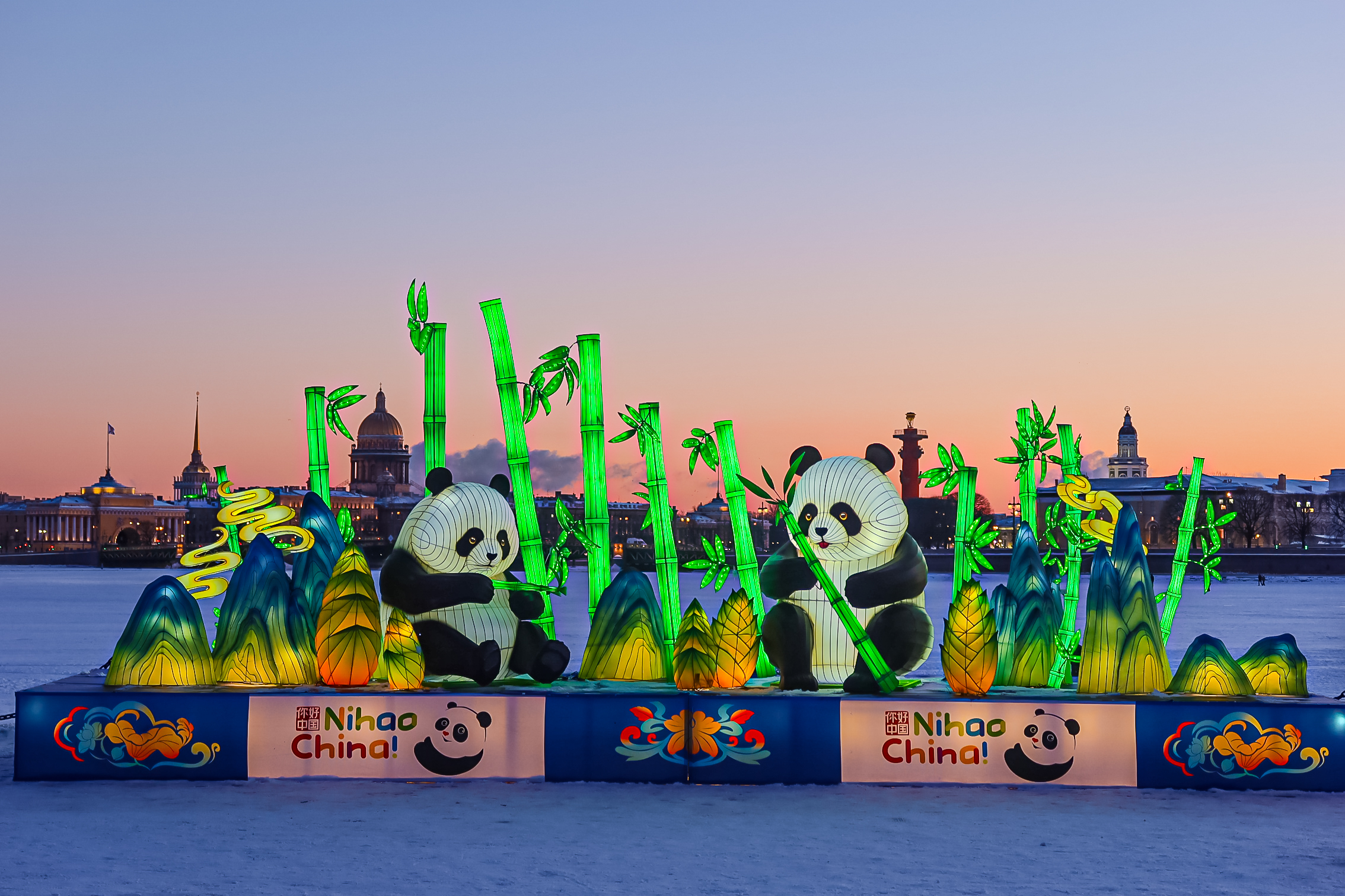 Драконы и фениксы из Цзыгуна поселились на Заячьем острове11