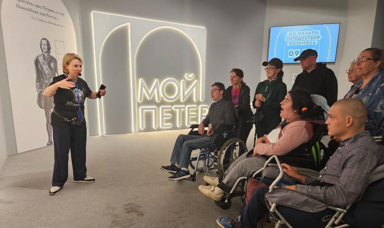 Участники проекта «Многомерность культуры» посетили выставку «Мой Петербург»