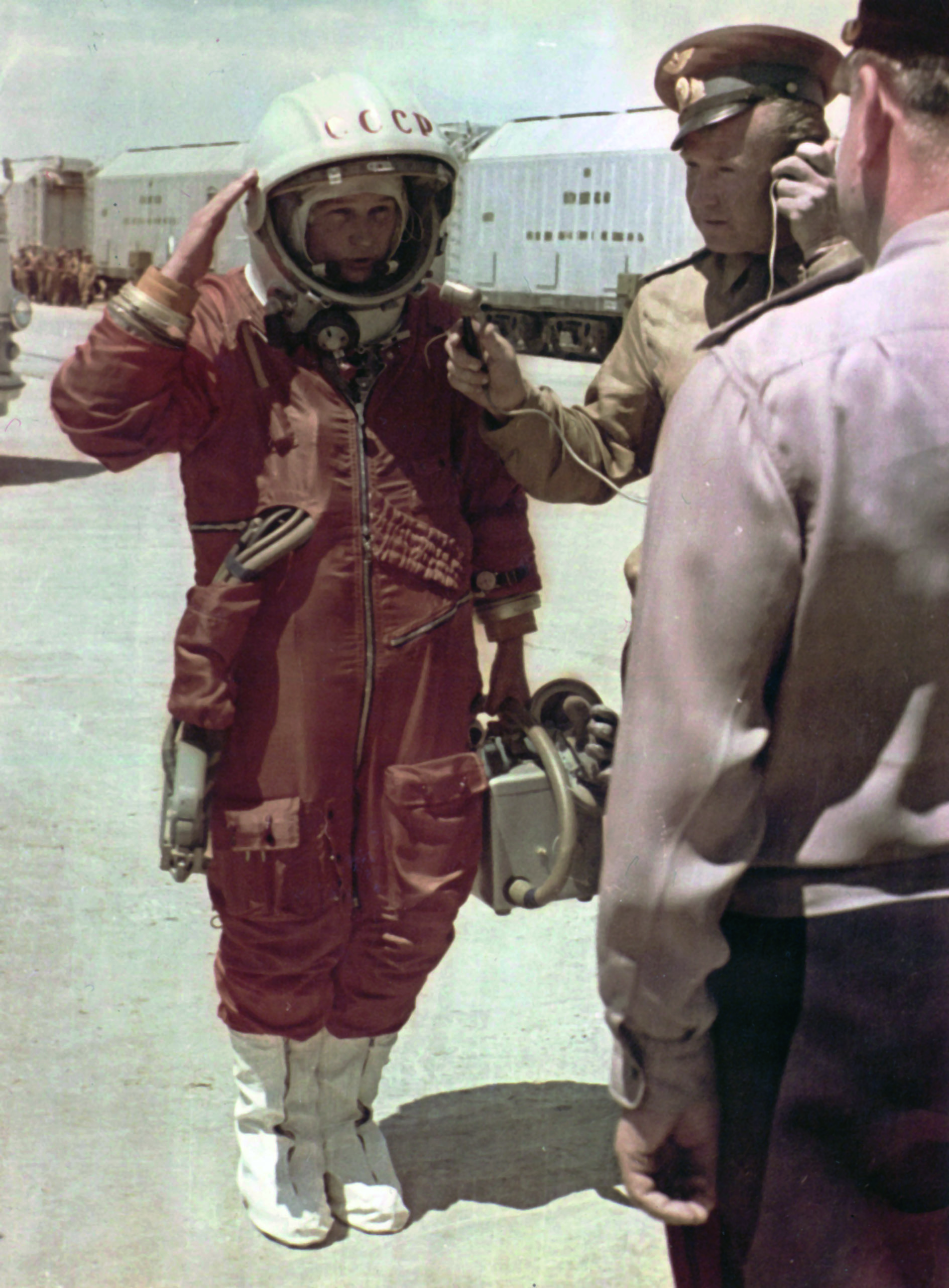 В Музее артиллерии можно увидеть картину о советском космонавте на Марсе10