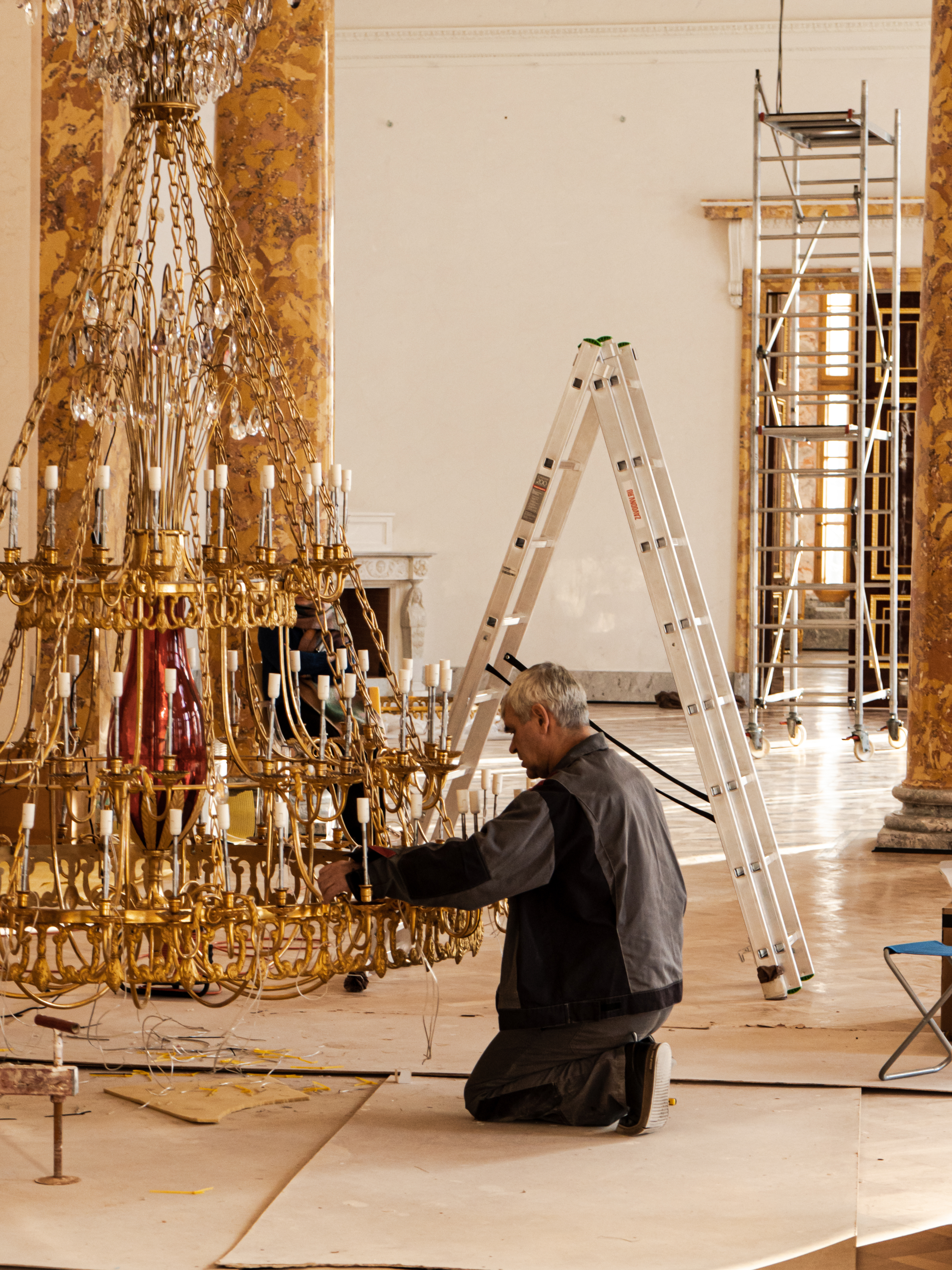 Реставраторы восстановили три большие люстры в ГМЗ «Царское Село» 4