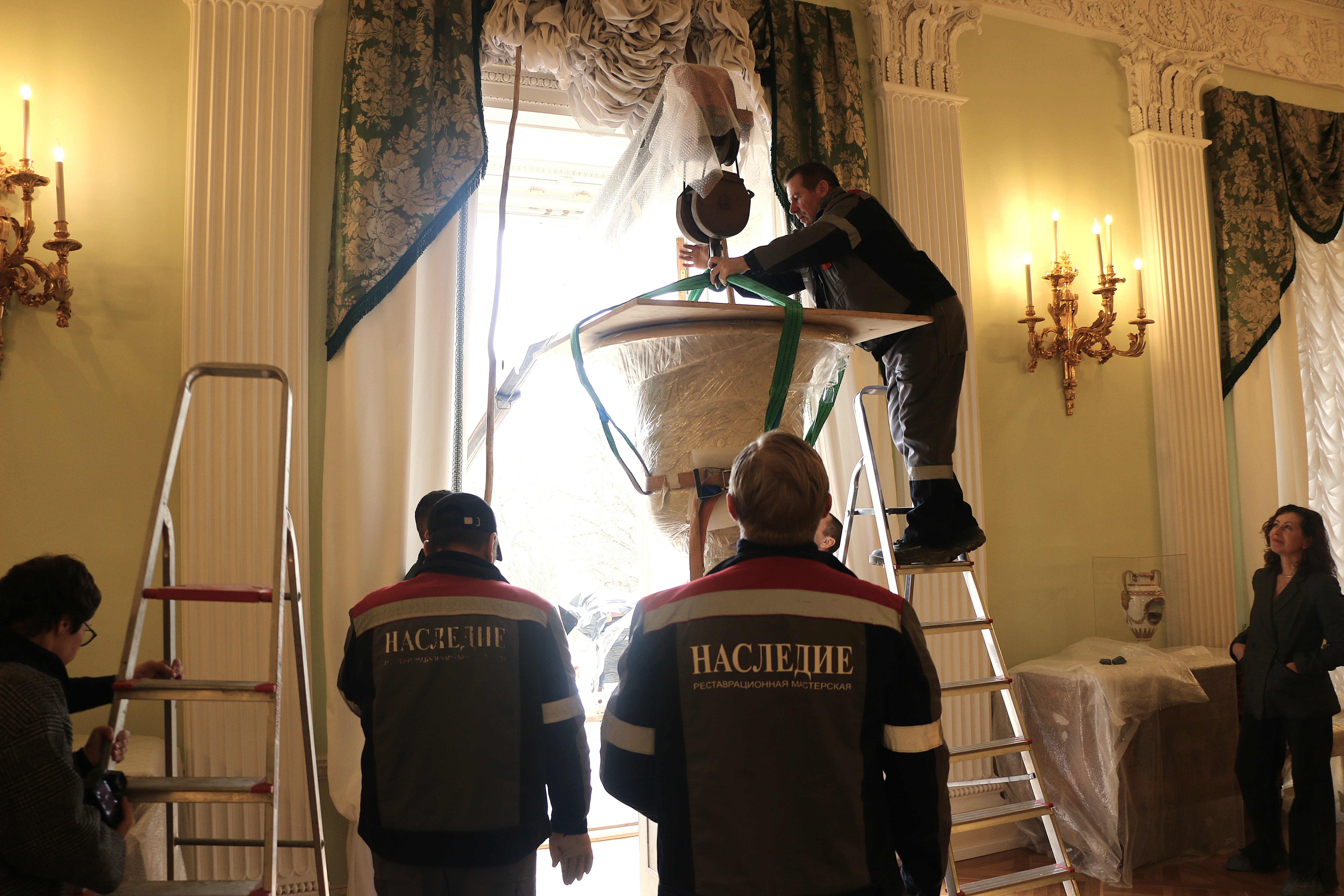 В «Павловске» отреставрировали беломраморный пьедестал из исторической коллекции музея3