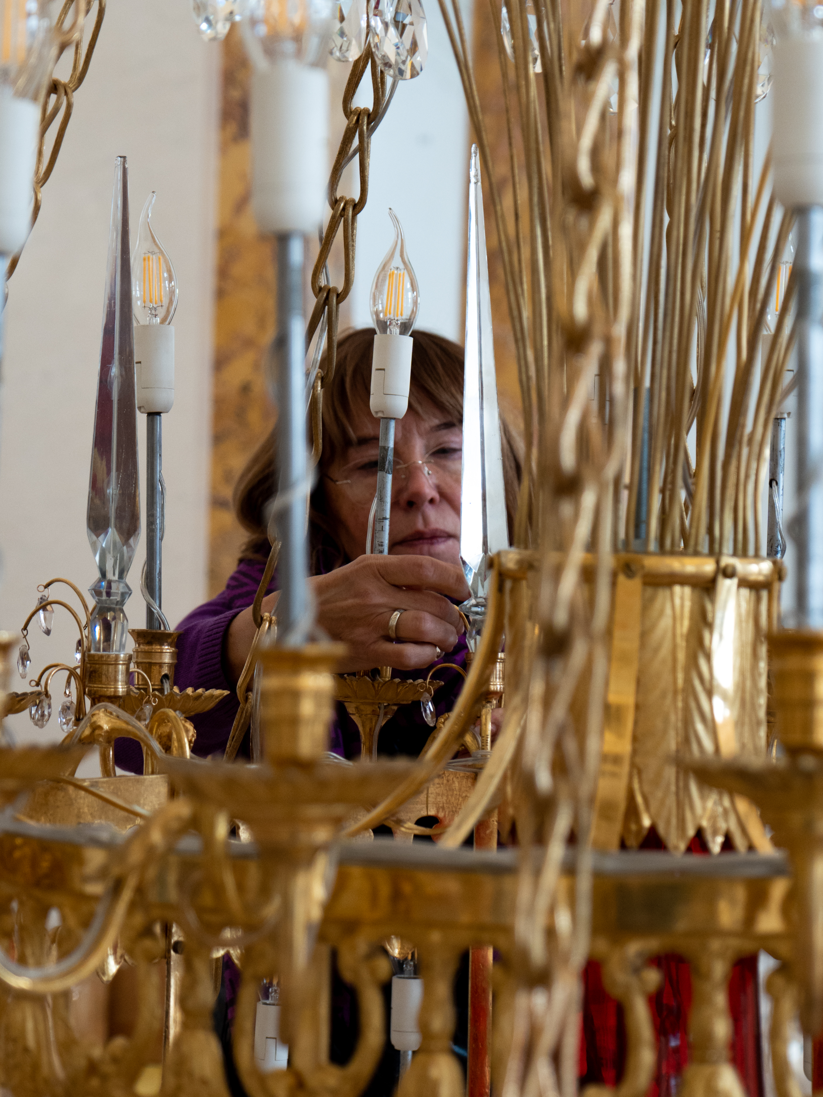 Реставраторы восстановили три большие люстры в ГМЗ «Царское Село» 8