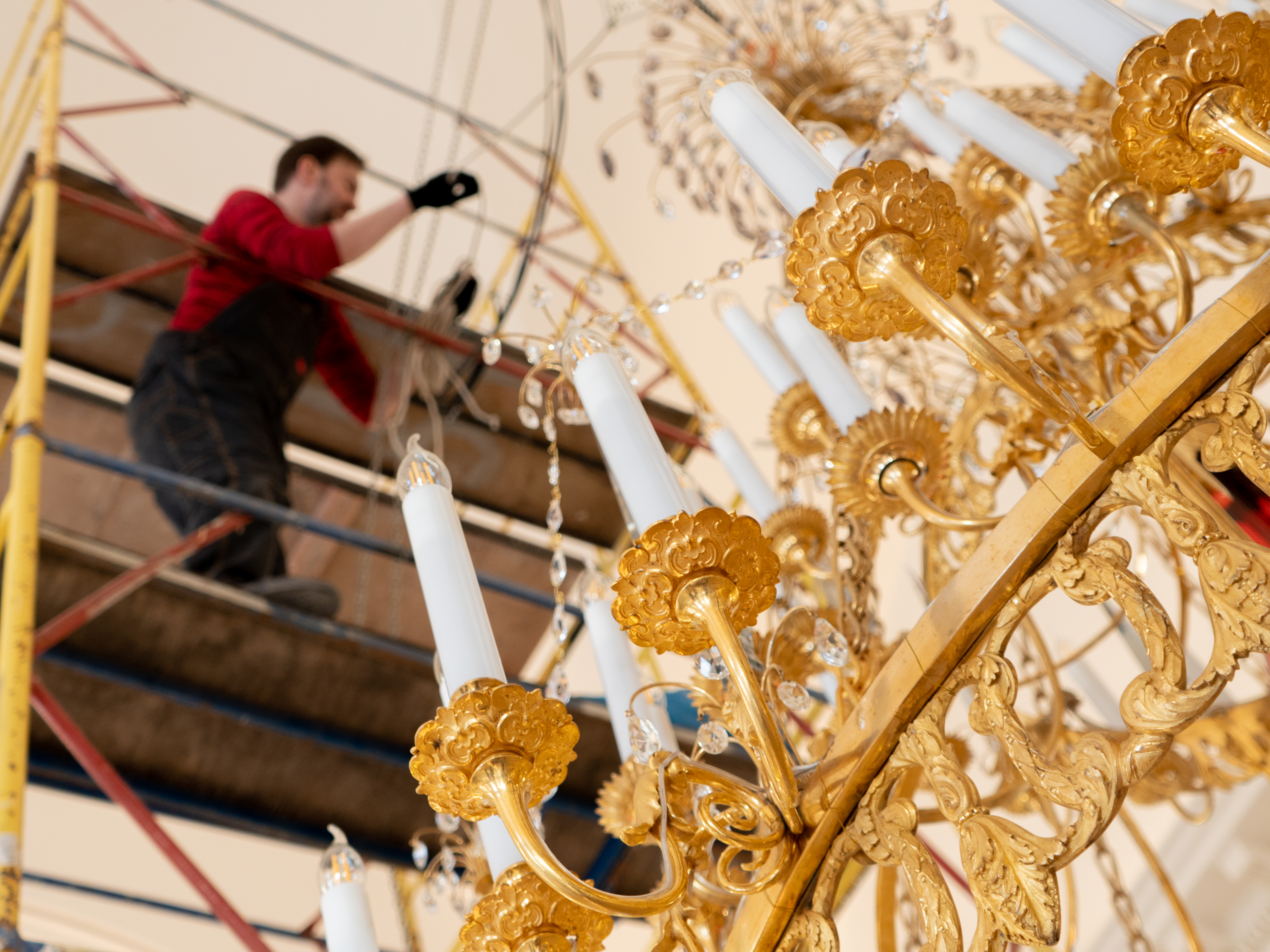 Реставраторы восстановили три большие люстры в ГМЗ «Царское Село» 15