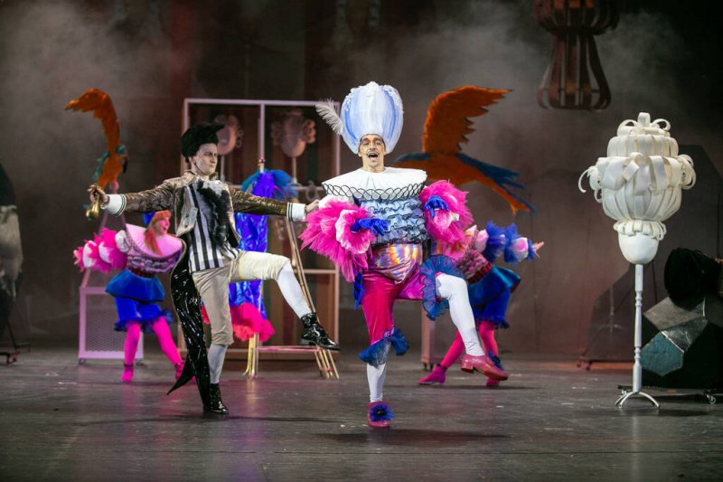 Спектакль «Королевство кривых зеркал» в Балтийском доме