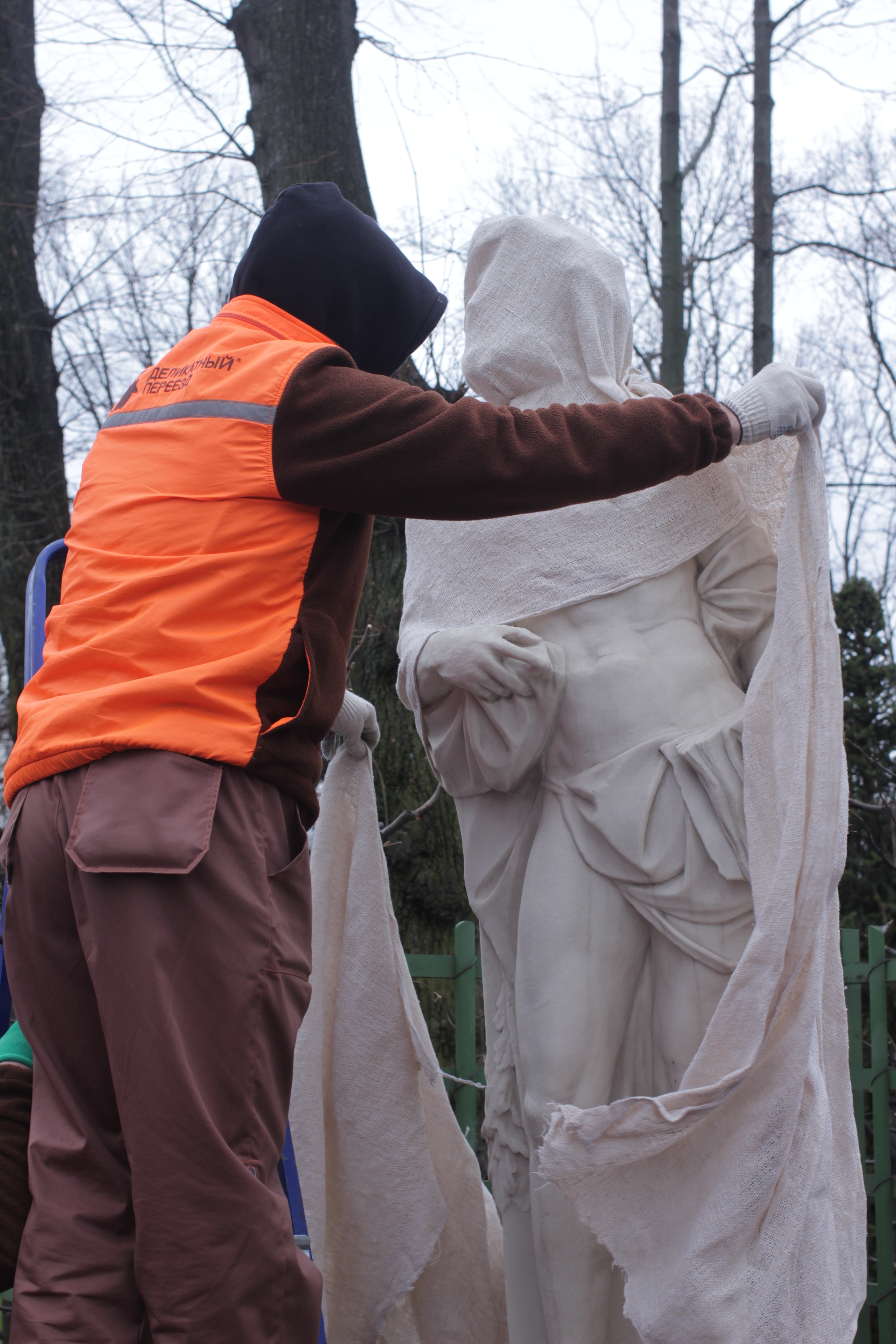 В Летнем саду раскроют скульптуры после зимы6