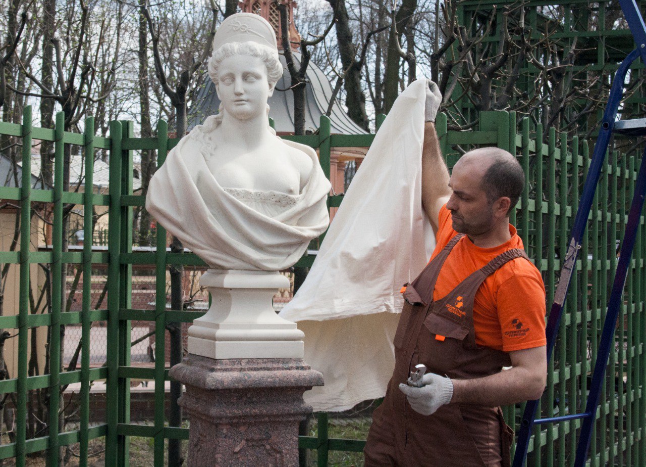 Скульптуры Летнего сада освободят из деревянных футляров1