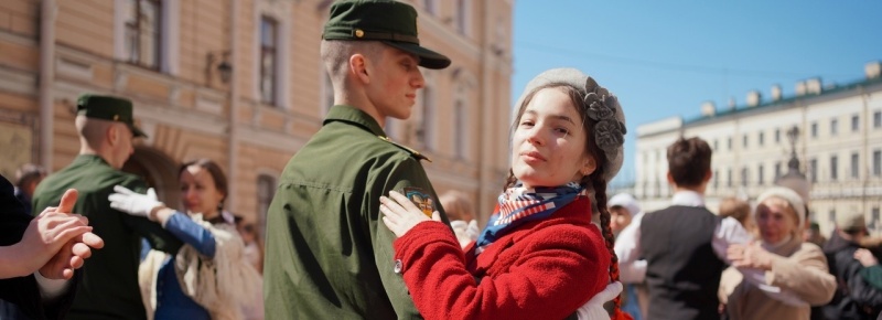 Фото заставки:  Танцевальная площадка «Весна 1945 года» в Парадном дворе Капеллы. Источник: vk.com/spb_capella. Правообладатель: vk.com/spb_capella.