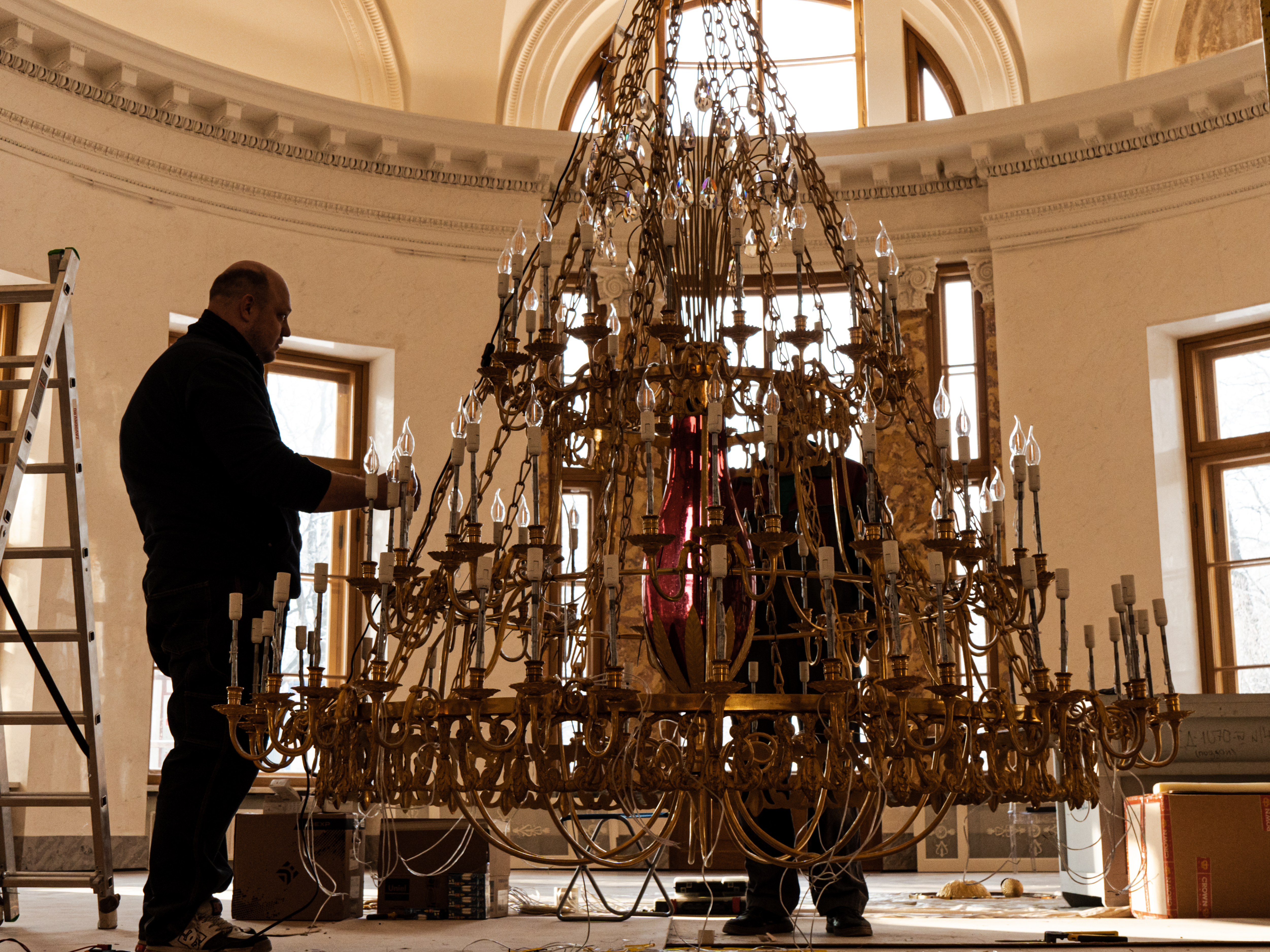 Реставраторы восстановили три большие люстры в ГМЗ «Царское Село» 6