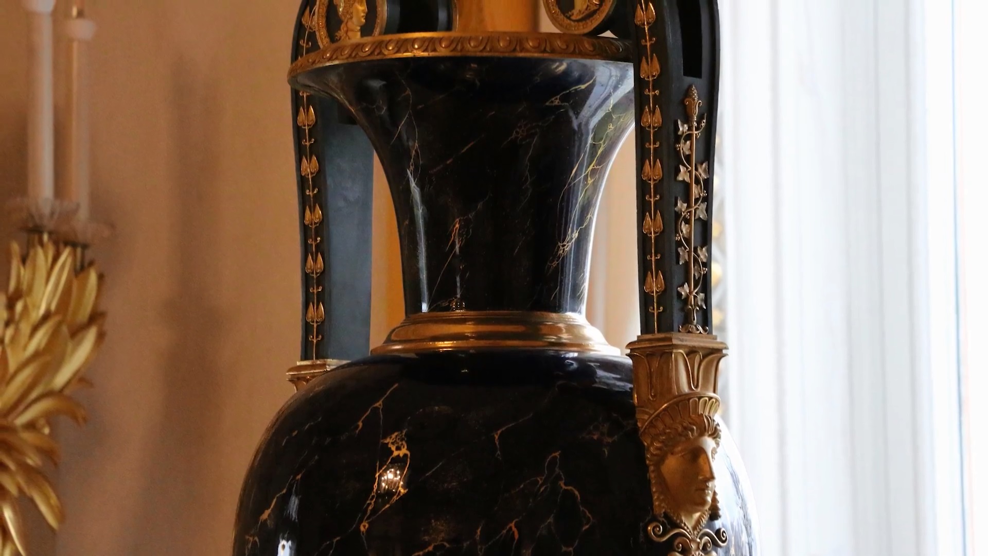 В Павловске воссоздали постаменты для подарков французского короля