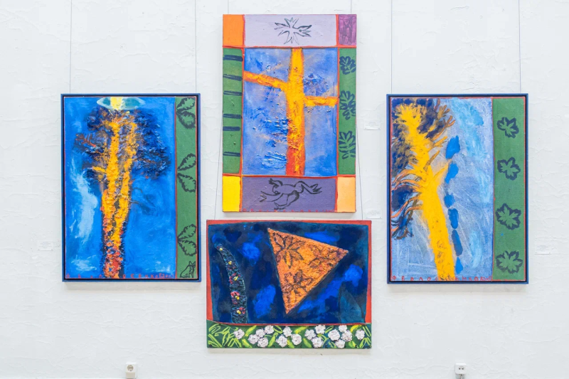 Сломанный нагреватель, памятник начальнику Камчатки и панно из газетницы – чем художники удивляют зрителей 