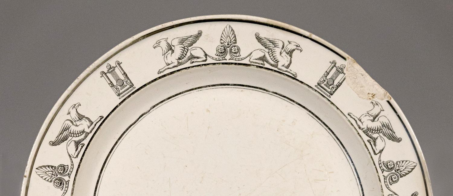 Обложка: В Павловске отреставрировали две редчайшие тарелки 