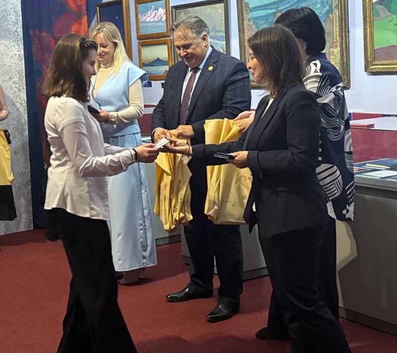 Первокурсников художественного училища имени Рериха посвятили в студенты