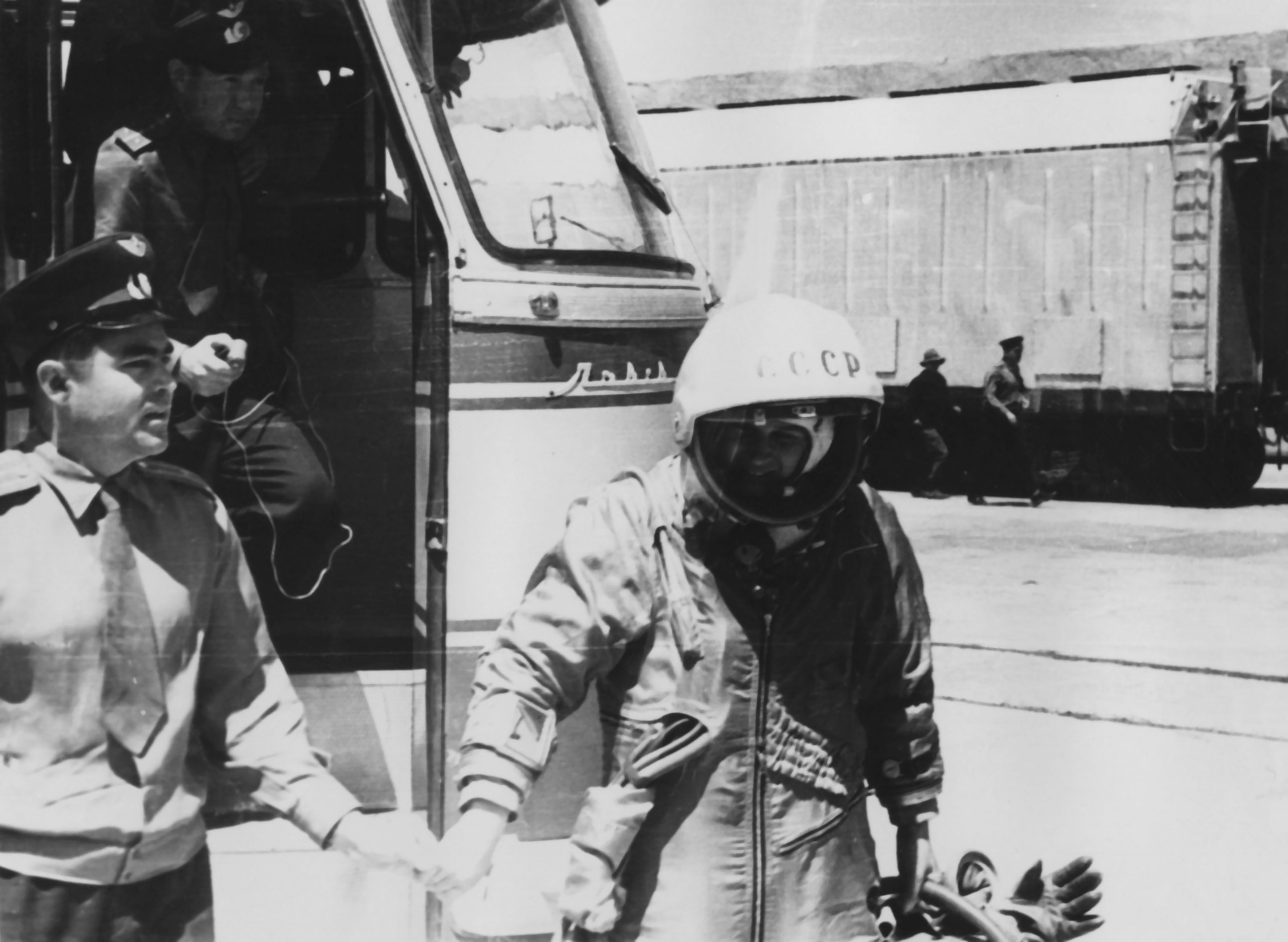 В Музее артиллерии можно увидеть картину о советском космонавте на Марсе6