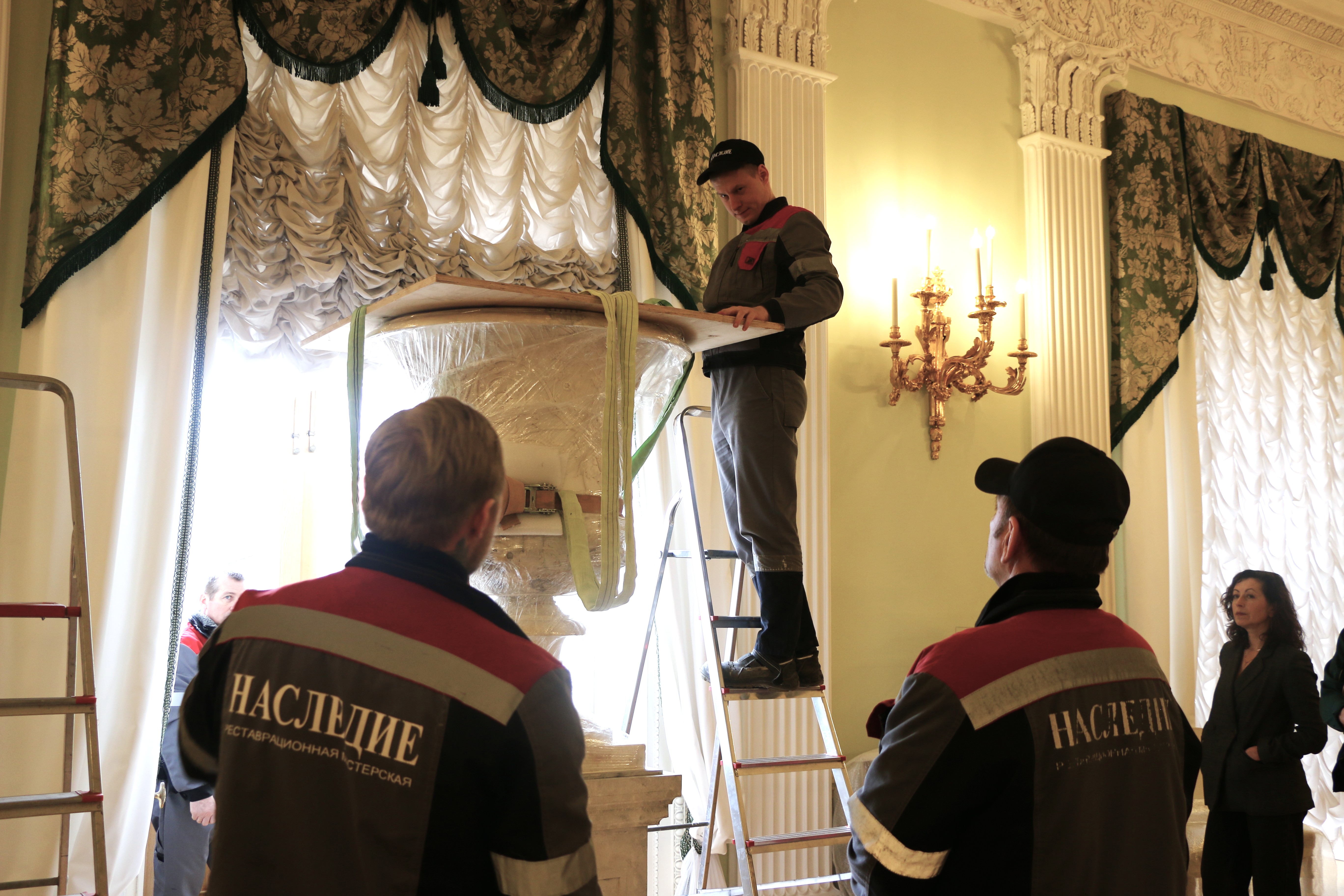 В «Павловске» отреставрировали беломраморный пьедестал из исторической коллекции музея1