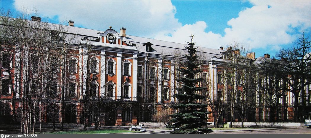 Официально старейший - СПбГУ вручили медаль